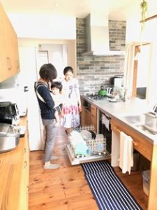 ｵｰﾅｰ様訪問　オーナー様に食洗機についての質問するお客様