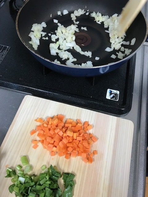 TOMO'sキッチン ☆エビピラフ 手順1