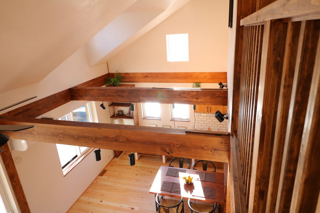 5寸の柱、梁は自然乾燥の檜を塗装し、落ち着いた色合に(ただし、塗装すると檜の香りは弱まる))