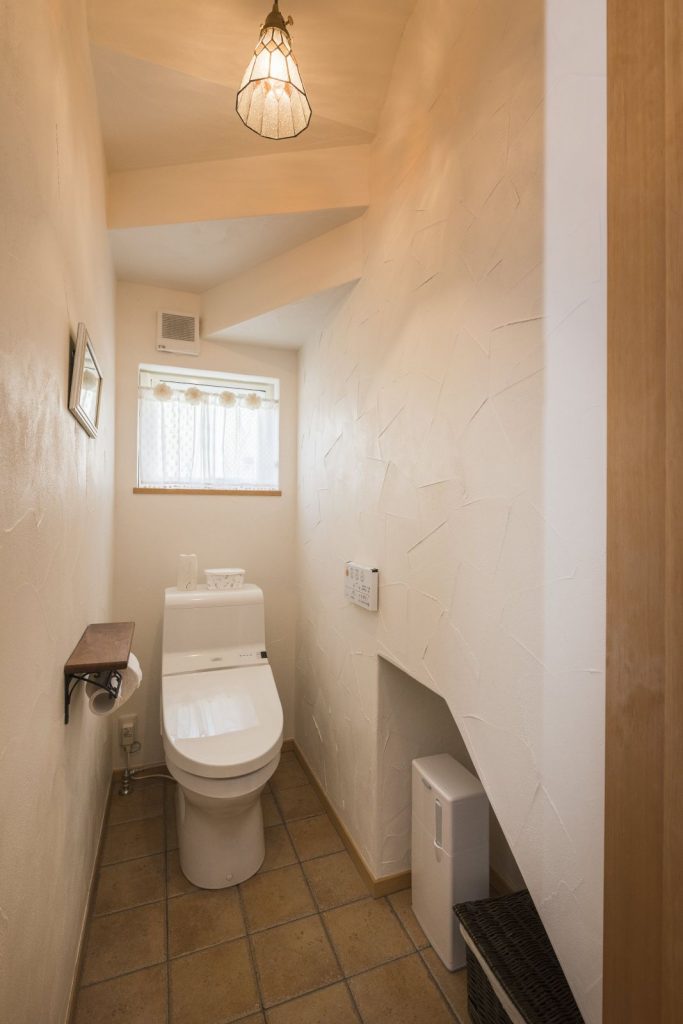 階段下の空間を有効活用したトイレ内収納
