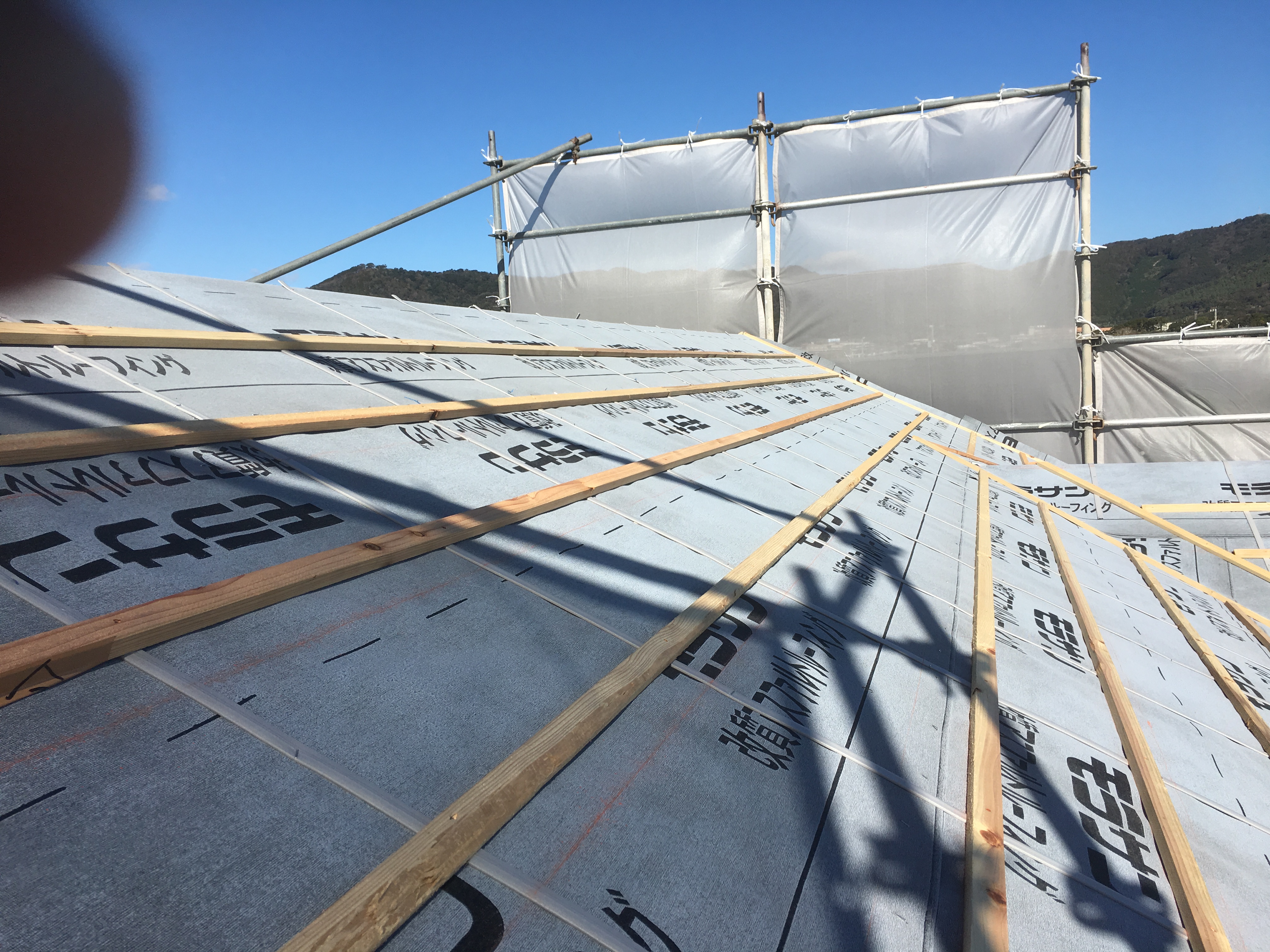 屋根はルーフィング(瓦の下に敷く防水シート)が施工されたところ