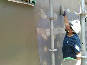 外張断熱材：ネオポールの上にベース材、メッシュを塗り込む