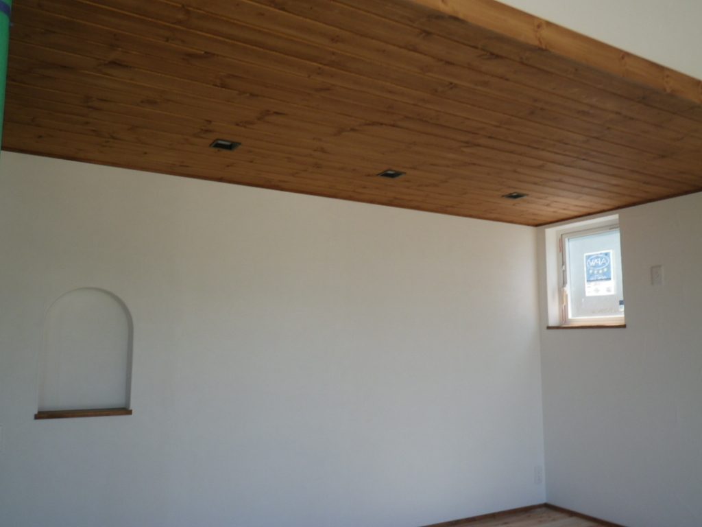 工事中の物件　無垢の羽目板天井
