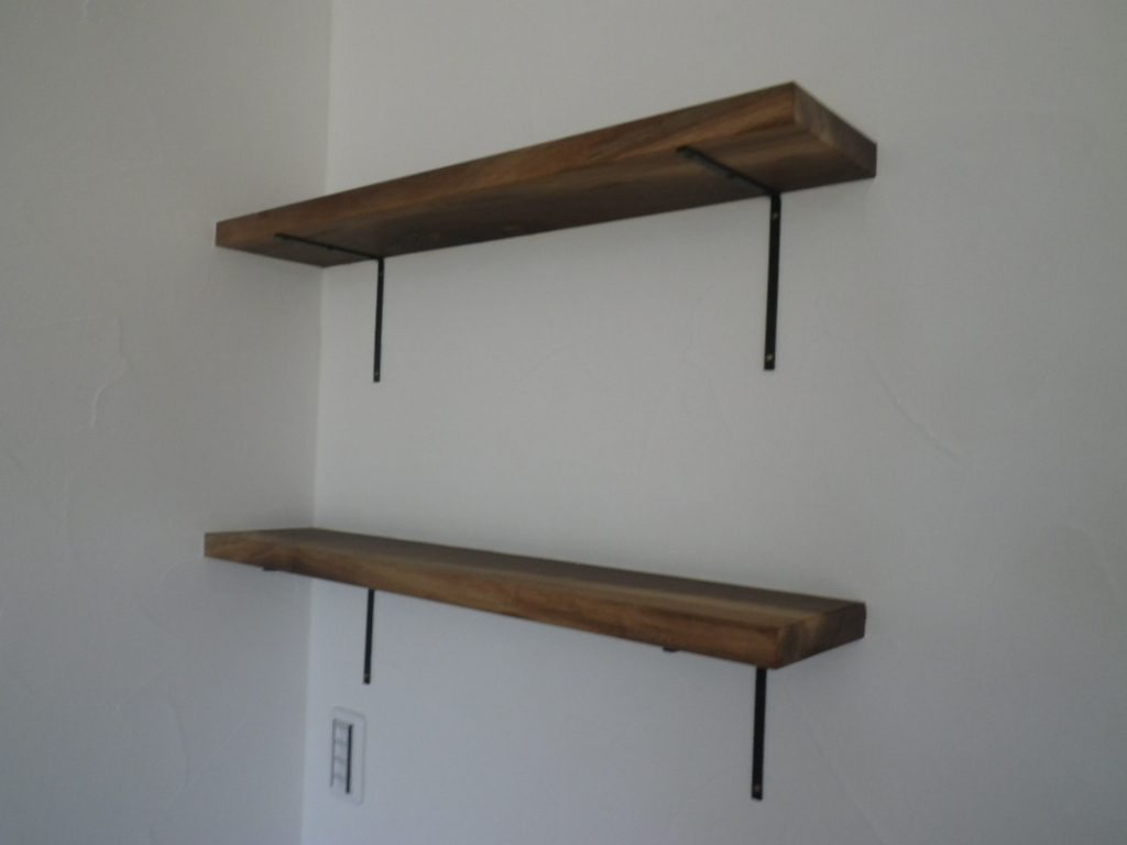 工事中物件　無垢仕様の棚