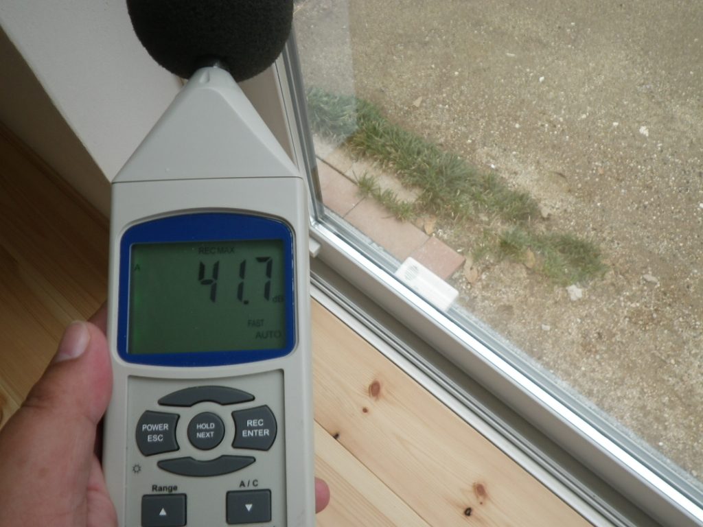 家の中で計った場合　４１．７ｄＢ　市内の深夜、図書館　相当の音