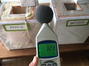 騒音測定器にて、通常部屋の騒音は、32.3ｄｂ