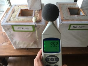 騒音測定器にて、防犯ベルを鳴らすと95.2ｄｂ