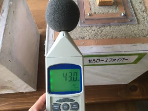 騒音測定器にて、セルロースファイバー内は95.2ｄｂが43.0dbへ（図書館内程度）