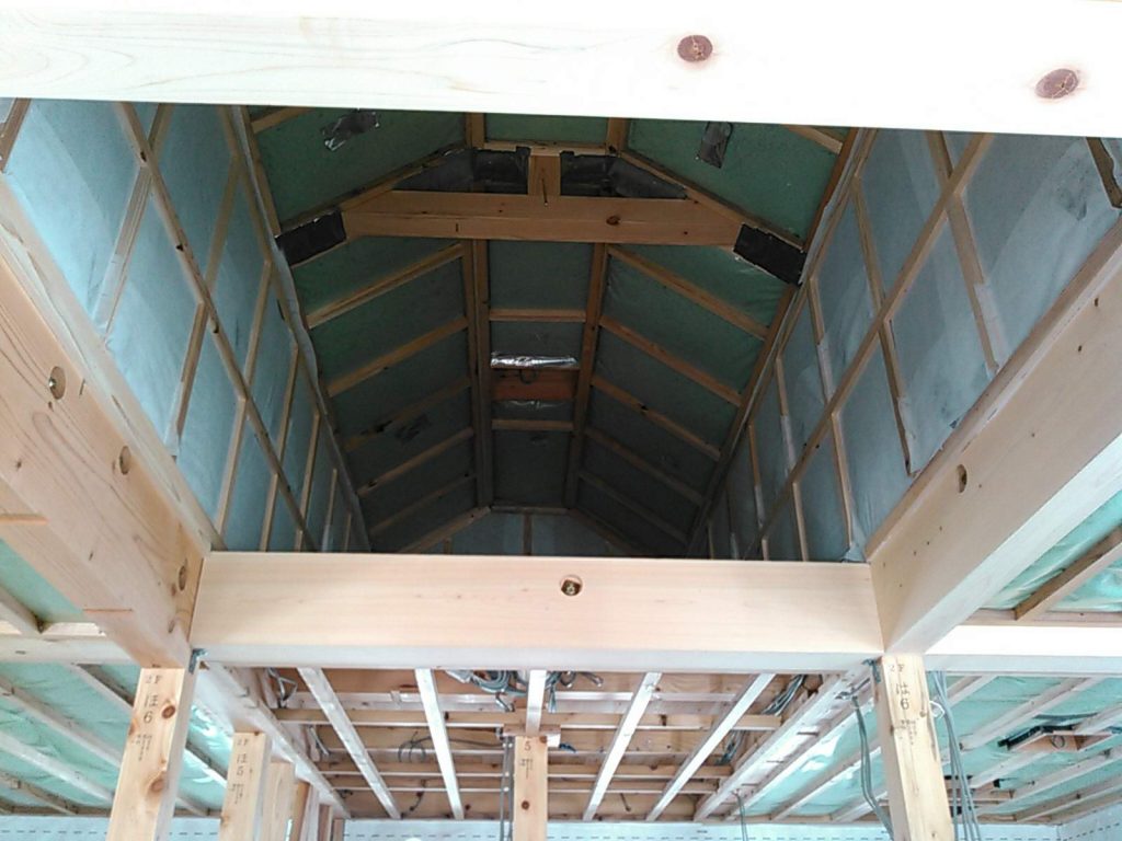 完成見学会場の工事中の小屋裏の断熱材設置風景