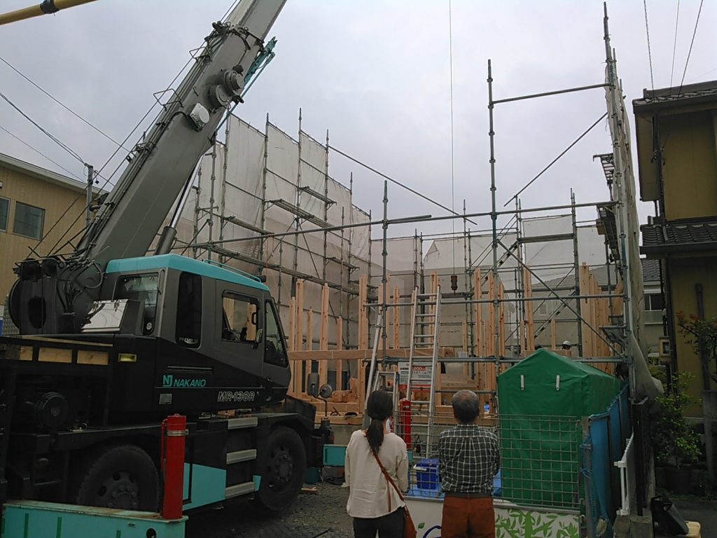 上棟開始後に組まれて行く1階の柱