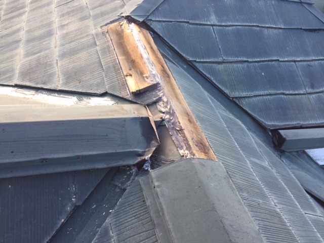 台風被害を受けた屋根