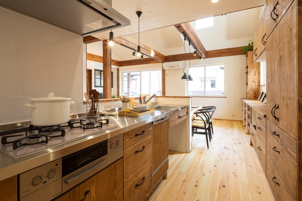 完成見学会:継ぎ目なしのステンレス、オーダーキッチン