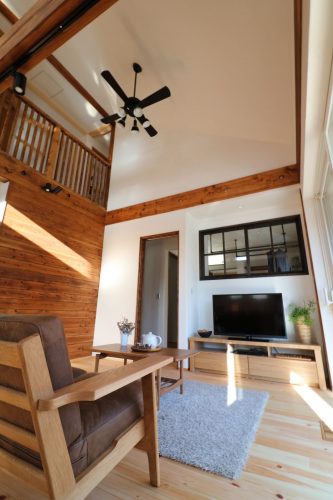 完成見学会:屋根そのままに吹き抜けを流した解放感抜群のリビング