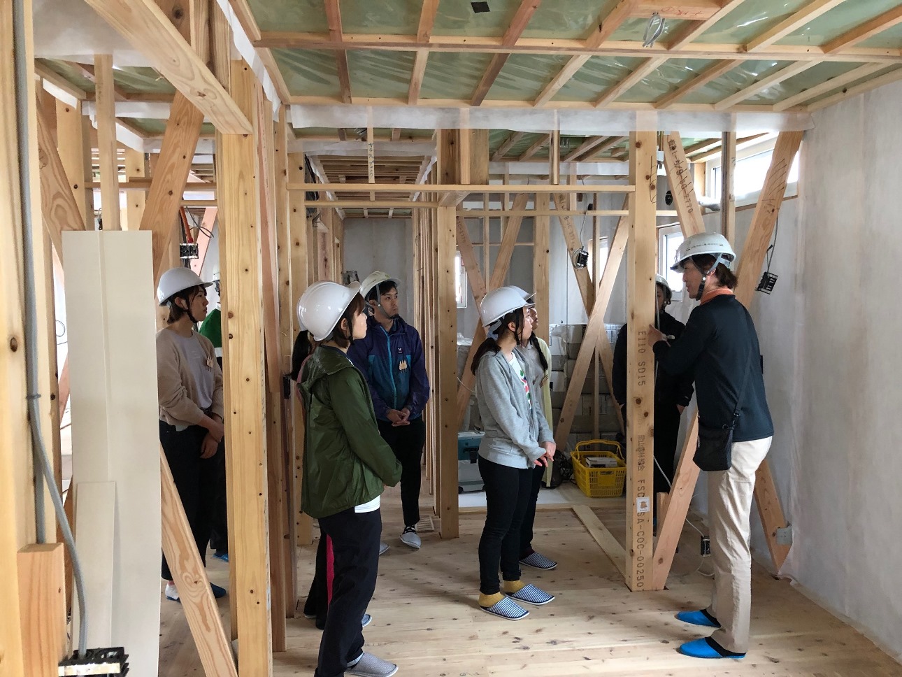 学生の木造住宅建築現場の見学