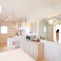 天井、梁、床、壁、そして家具まで白でコーディネート。