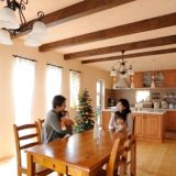 憧れの「南欧風の暮らし」を、内観、外観、雑貨、家電に至るまで表現