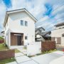 窓から入る光や風で揺れるカーテンを見ると幸せを感じます