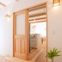 床には杉材を使用し、木の心地よい香りが漂っている