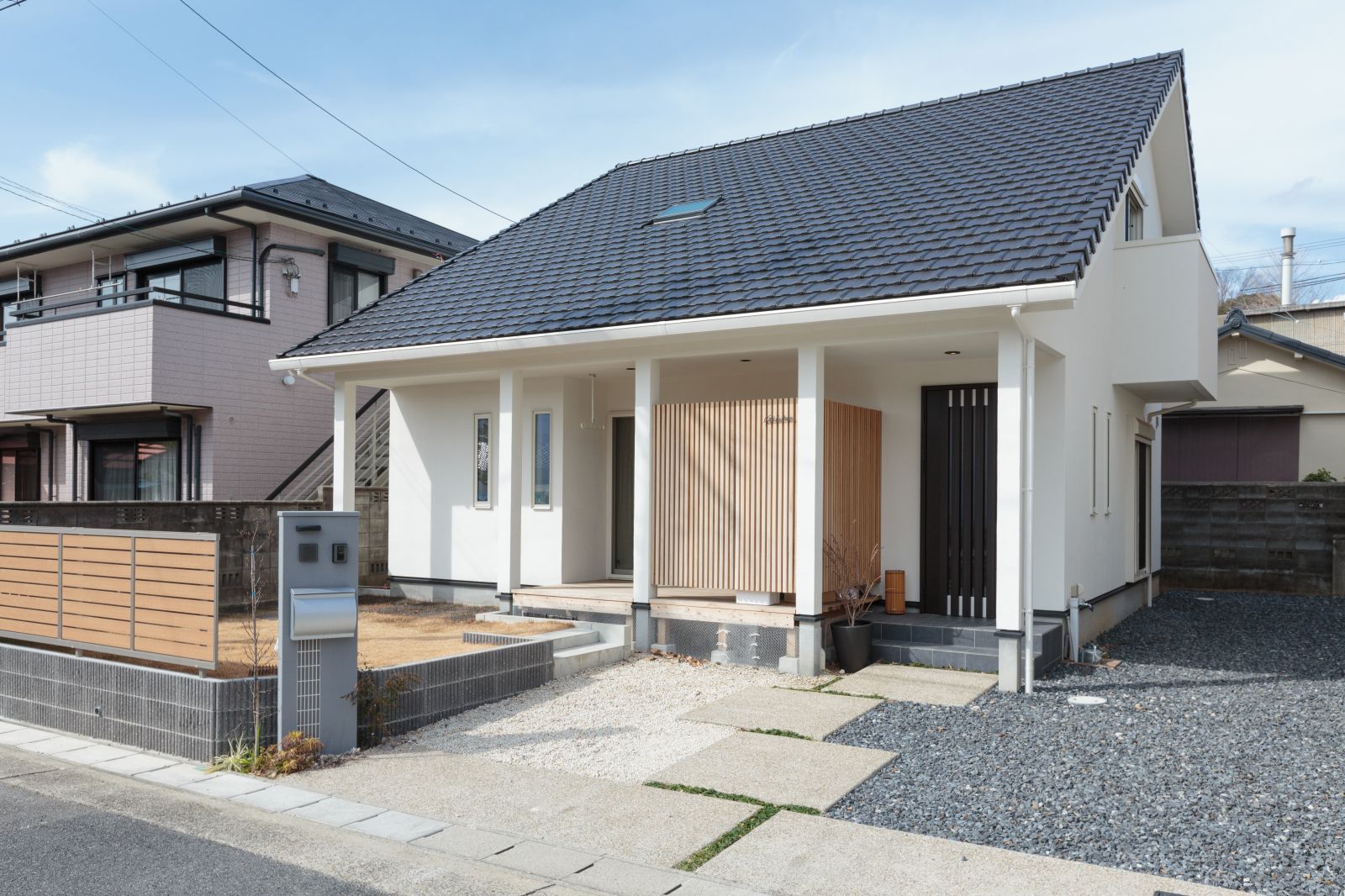 呼吸する無垢の木と本物の自然素材でつくる大屋根の家