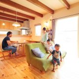 ヘアサロンと住まいを心地よく共存させた自然素材の家