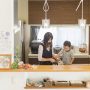 リビングやダイニングの様子が見渡せ安心して使えるキッチン。お子様たちがお手伝いをしてくることもあるそう♪