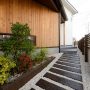 植えられている草木から、歩いているだけで季節感が感じられる玄関アプローチ