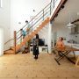 吹抜けとストリップ階段で、より開放的な空間に