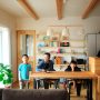 笑いが絶えないＯ様ご家族。オープンスタイルのＬＤＫはどこにいても家族を感じることができ◎！