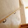 漆喰の壁が印象的！中二階のキッチンへと続く、お客様用階段
