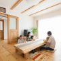 家族みんなで座れる　一枚板で作られた掘りごたつ式のテーブル