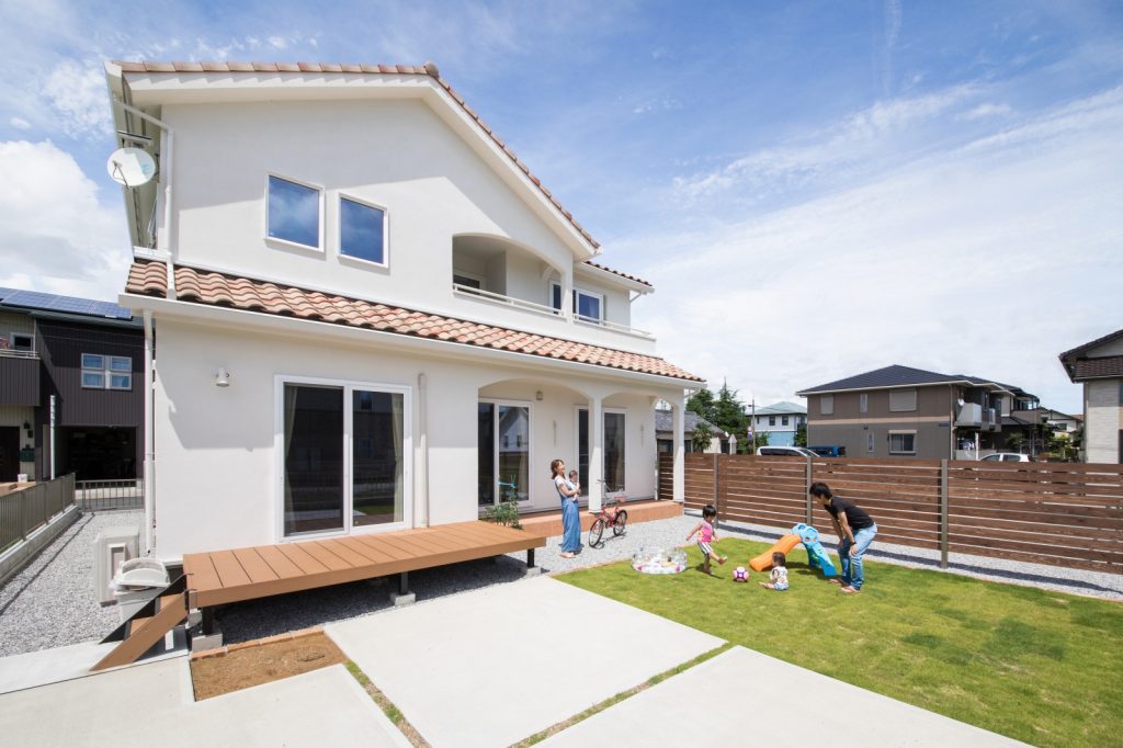 青空とお庭が似合う 屋根付きテラスのプロヴァンス住宅 施工事例 浜松 名古屋で一戸建てを建てるならアイジースタイルハウス