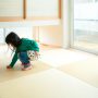 吊り収納のある明るい和室