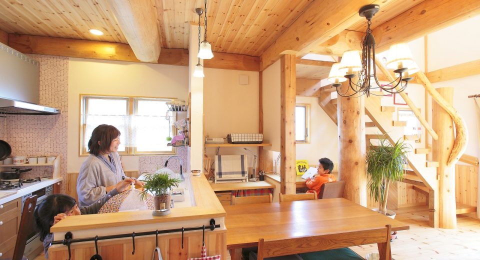 見て、聞いて、建てて、思う存分ログハウスを満喫!