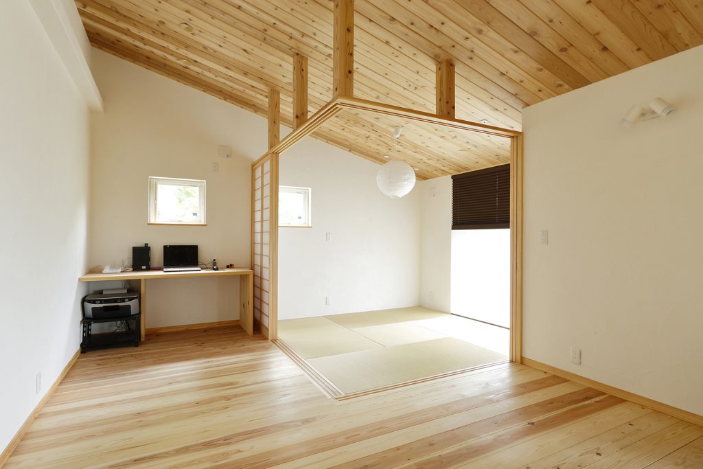 リビングの一角に配置した和室。壁や柱は設けず建具のみで仕切り、すっきり洗練とした印象に…!