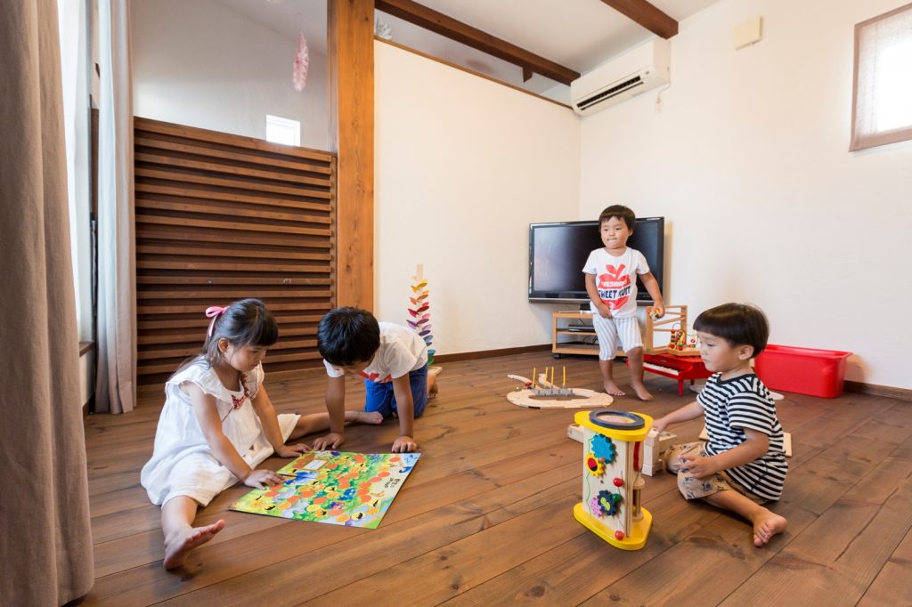 レッドシダーの羽目板がアクセントの子ども部屋