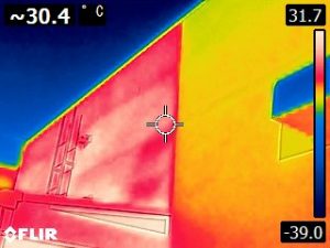 豊橋スタジオ　サーモカメラ実験（色が違う部分は10年以上前の遮熱効果のない塗り壁材）