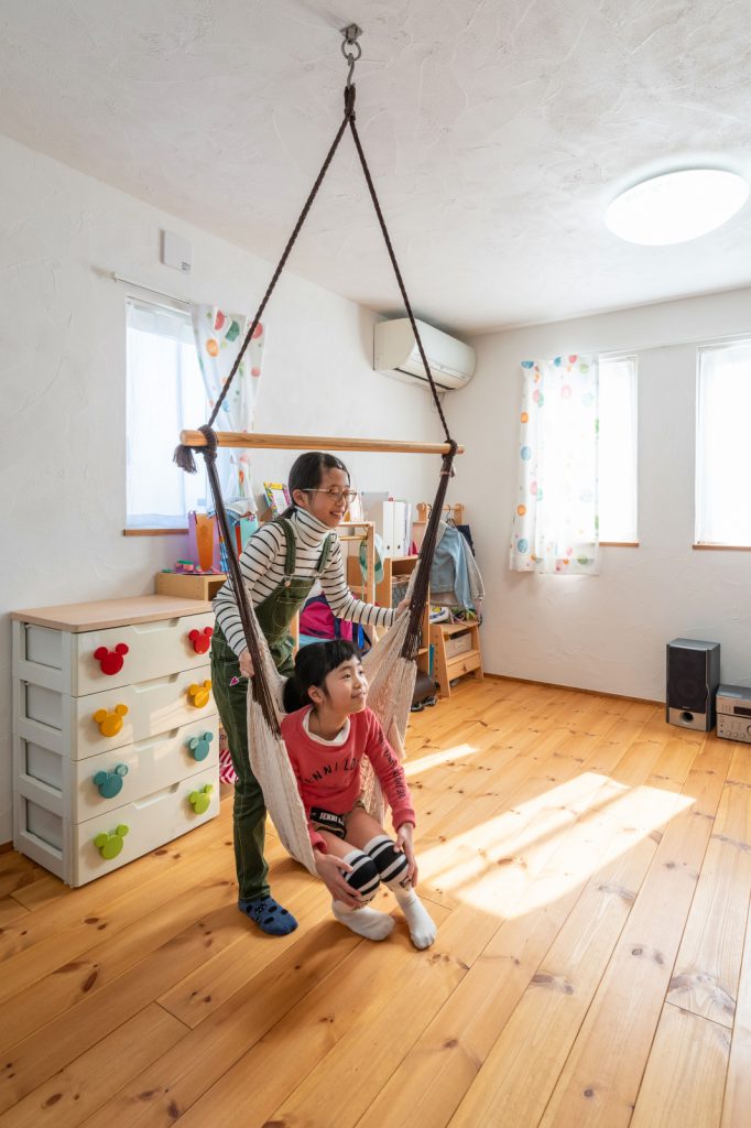 ハンモックのある明るい子ども部屋