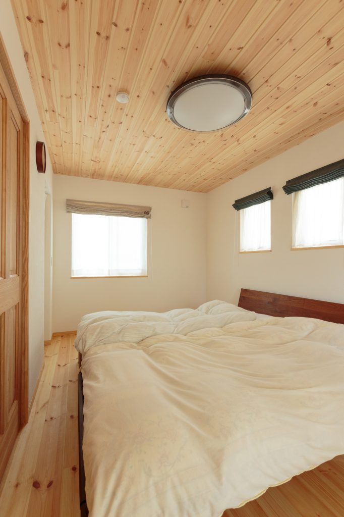 寝室は天然木の香りで癒し効果も抜群。寝つきが良くなり朝までぐっすり眠れるようになったそう