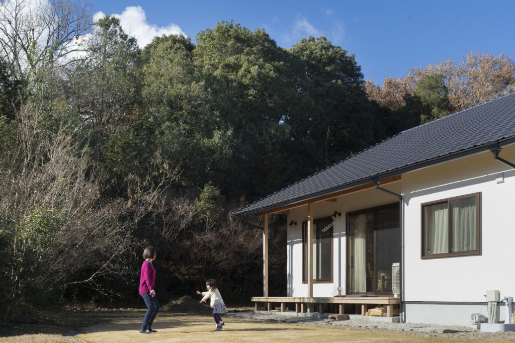 大屋根 ウッドデッキ 平屋のような和風住宅 浜松 名古屋 豊橋で健康住宅の一戸建て 注文住宅ならアイジースタイルハウス