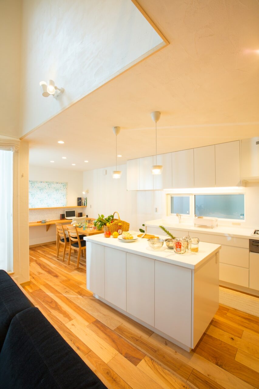 空間をすっきり広々と見せるため、調理台やシンクは壁面に配置し、アイランドキッチンは作業台として利用。