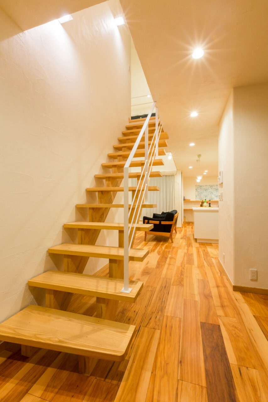 アッシュ材で造作したストリップ階段。フォルムが美しく、空間を広く見せるのに効果的。