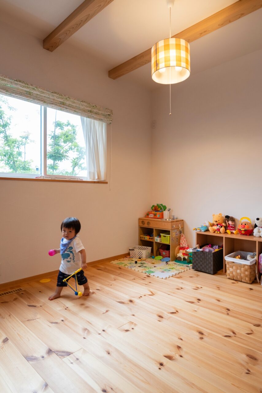 安心して遊べる自然素材の子ども部屋