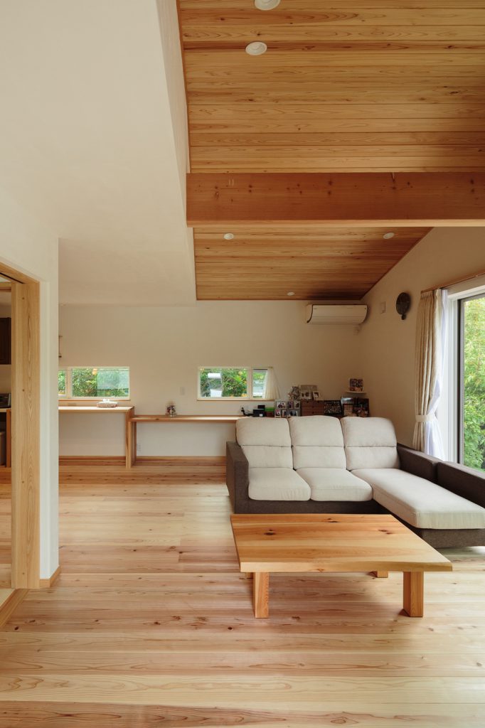 自然豊かなロケーションを生かし、360°緑の借景が楽しめる贅沢な室内空間