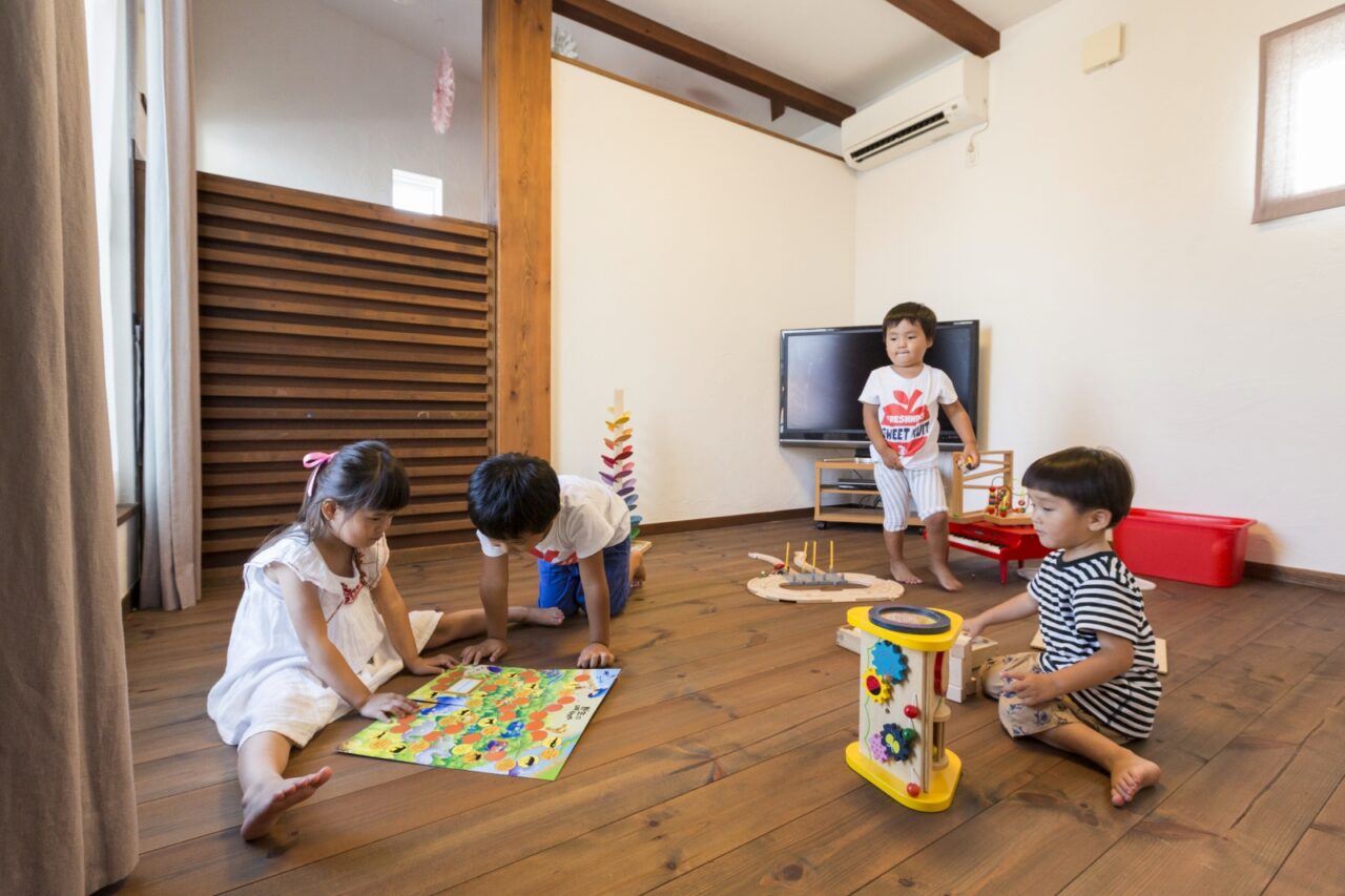 レッドシダーの羽目板がアクセントの子ども部屋