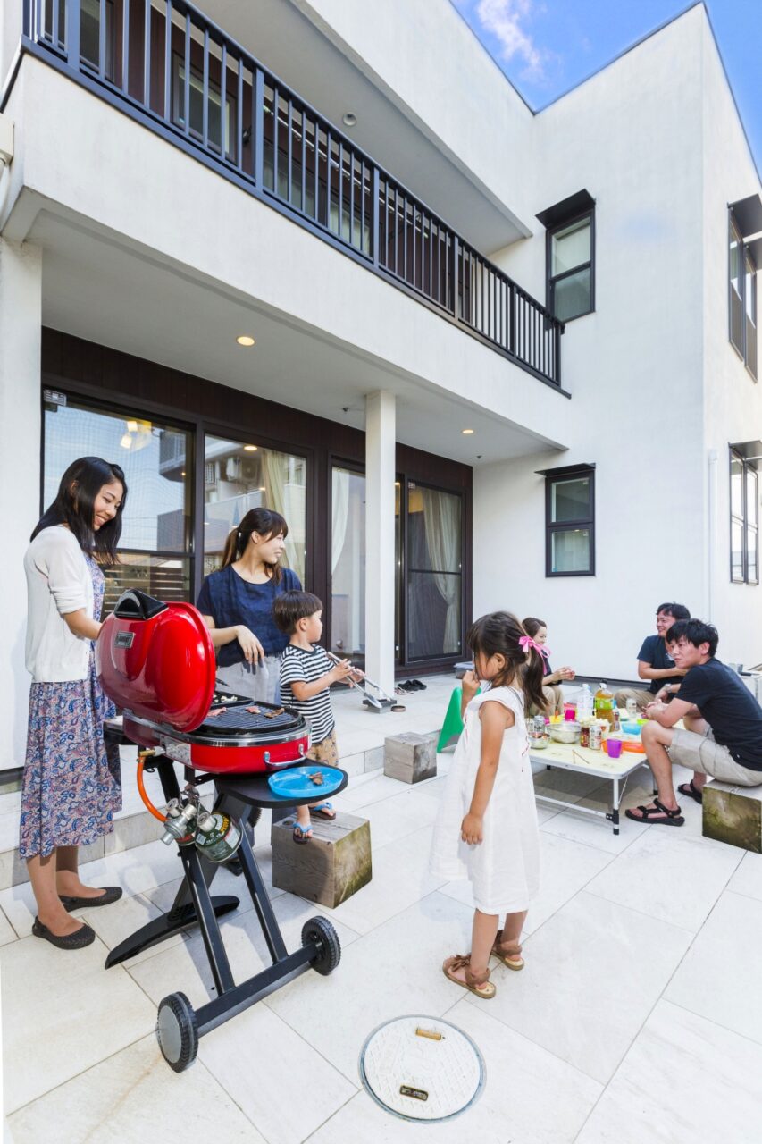 手入れしやすいタイルの床はＢＢＱにもピッタリ