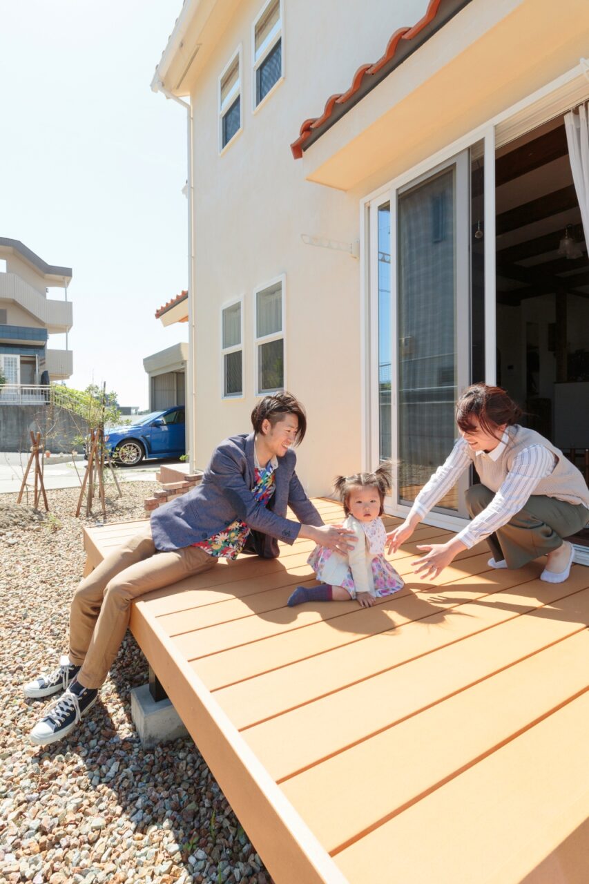 広々としたウッドデッキ。夏には友達とBBQしたりと、家を建ててから自然と人が集まってくることが多くなったそう。