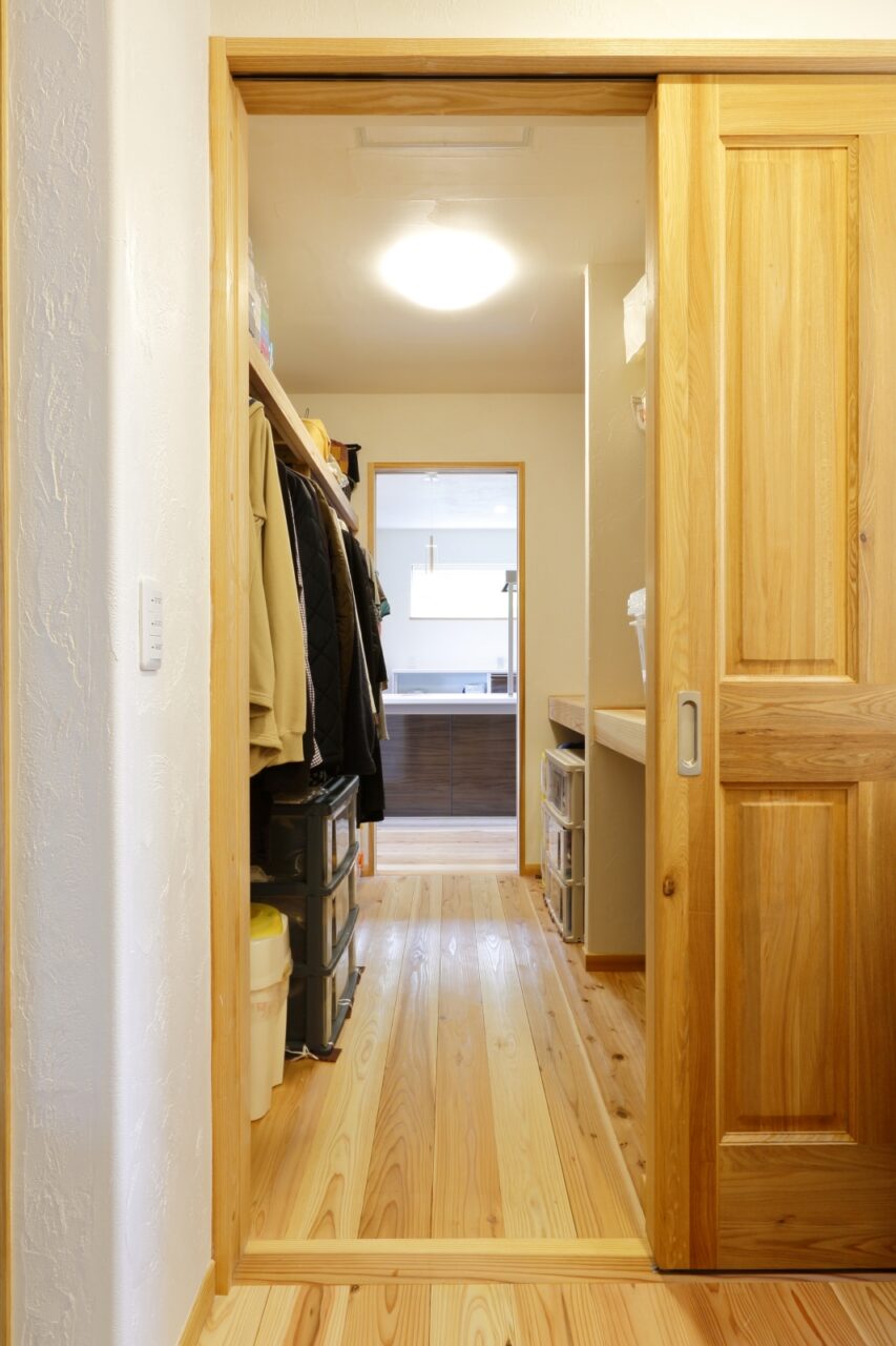 ２階のファミリークローゼットは、ホール側とキッチン側の両方向から通り抜けが可能