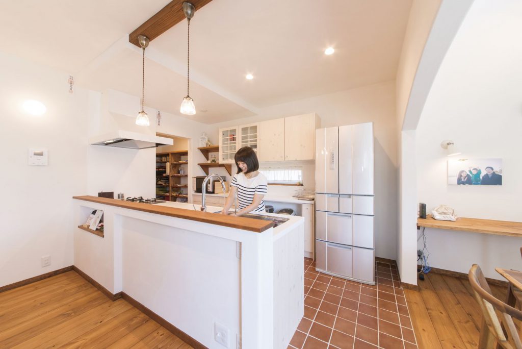 キッチンは防水も兼ねてタイルの床を採用