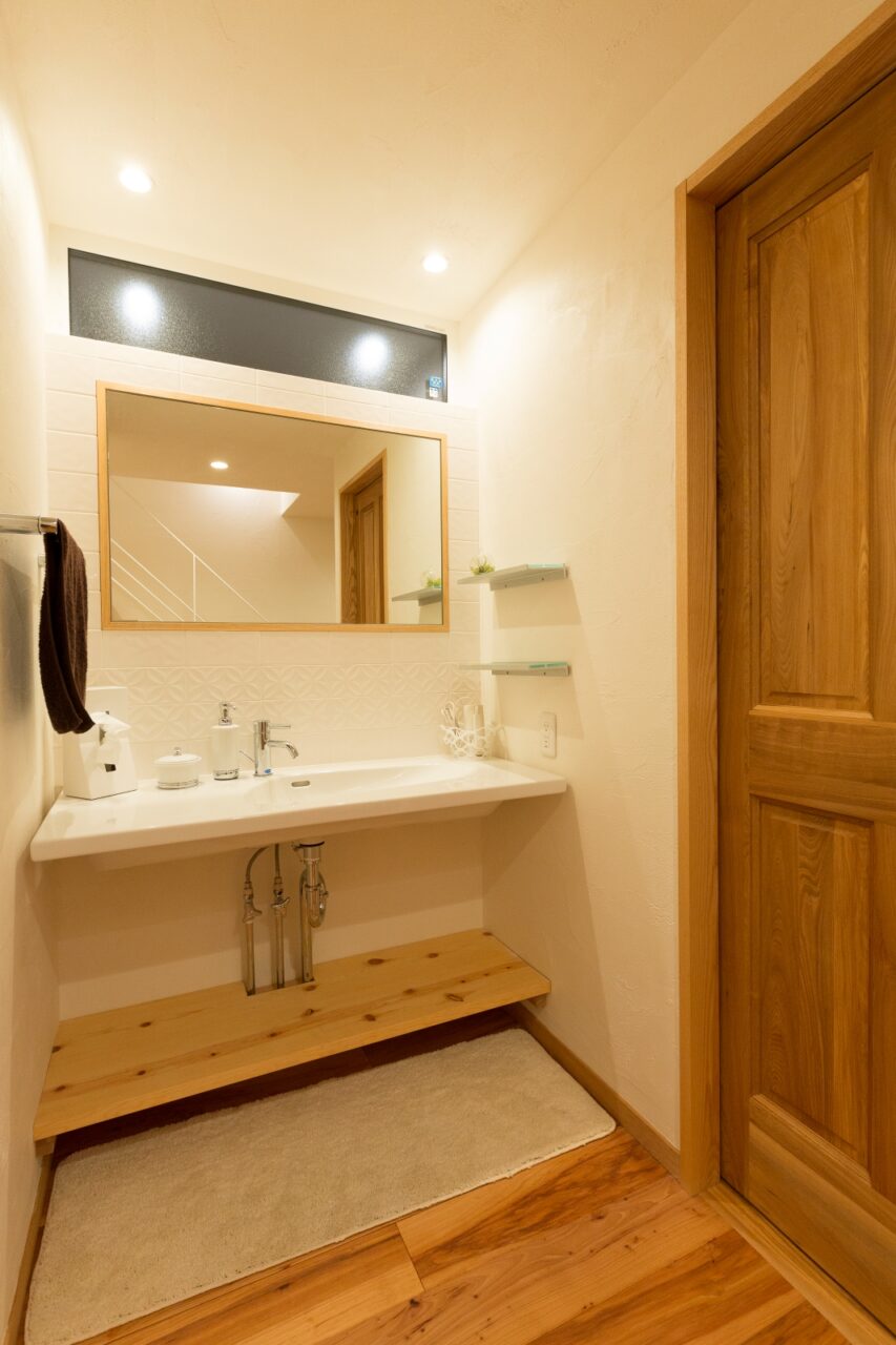 洗面スペースは来客も使いやすいように脱衣室と分離。インテリア効果も大。