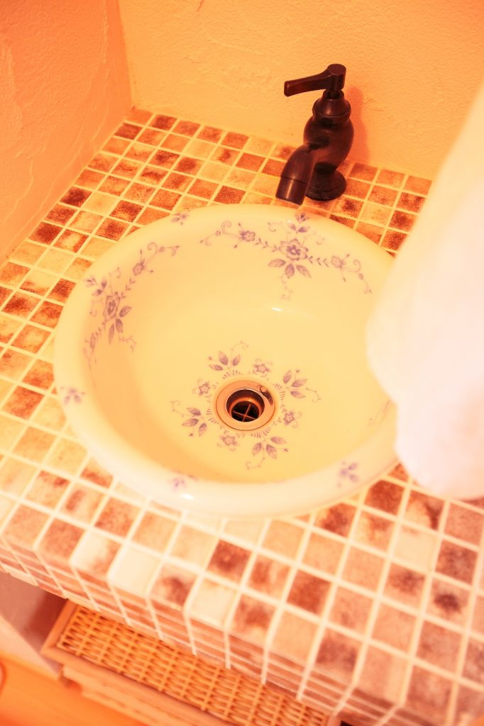 オリジナル洗面ボウルとタイルで、世界でたった一つ「私たちだけ」の洗面スペースが完成しました。